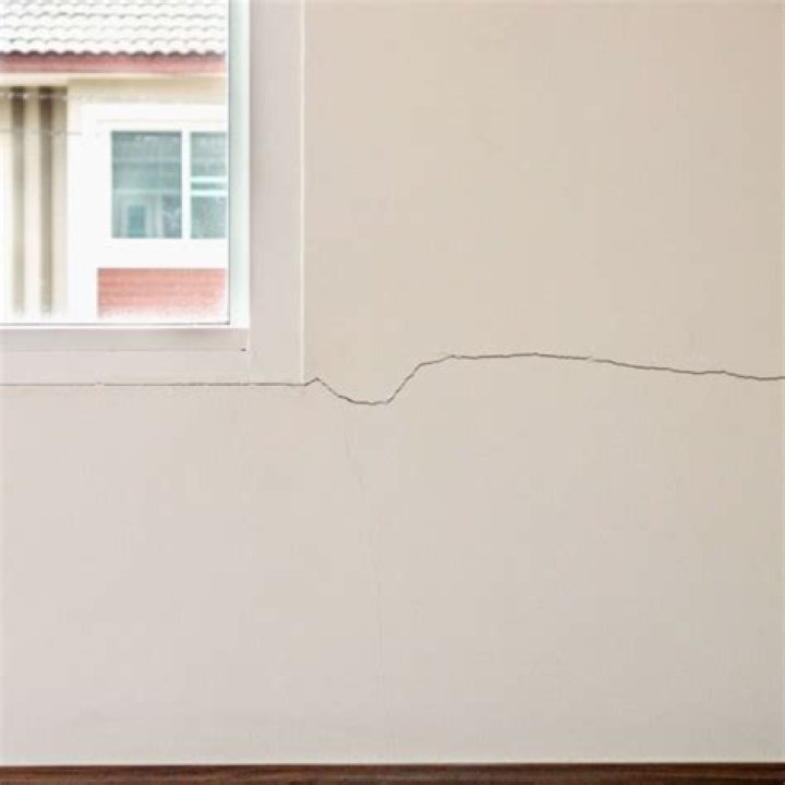 Can wallpaper cover wall cracks?