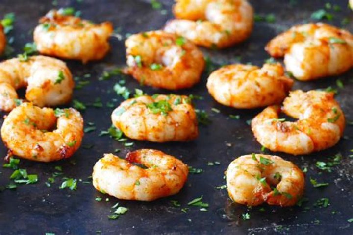 How do you marinate and store prawns?