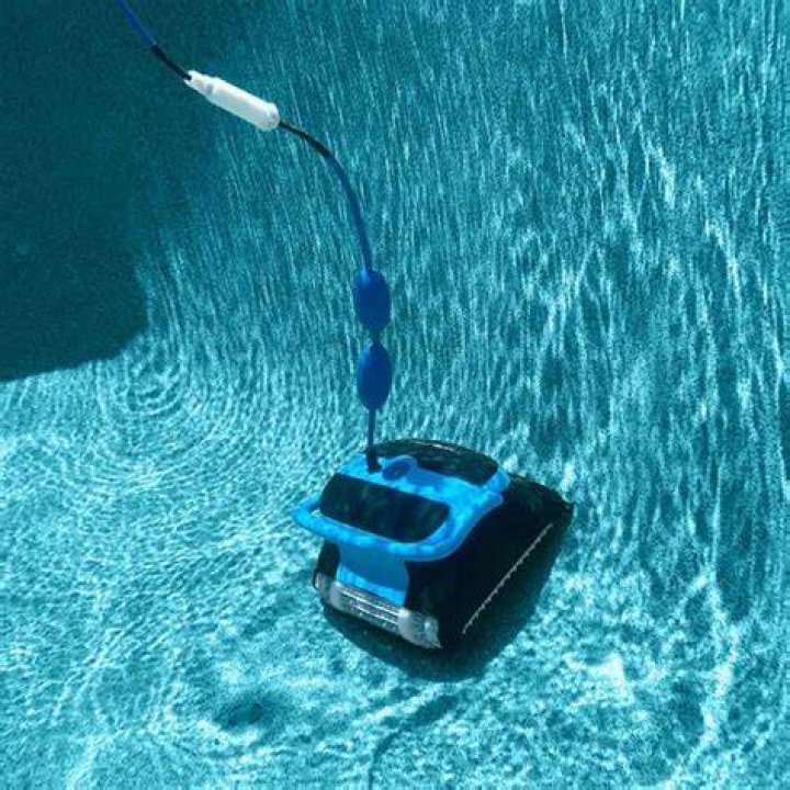 How do you remove drive track on Maytronics dolphin?