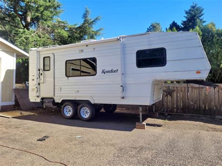 When did Komfort start making 5th wheel trailers?